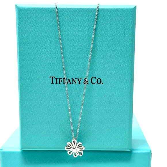 Authentic Tiffany& Co Paloma Picasso Daisy Flower Pendant Necklace.
